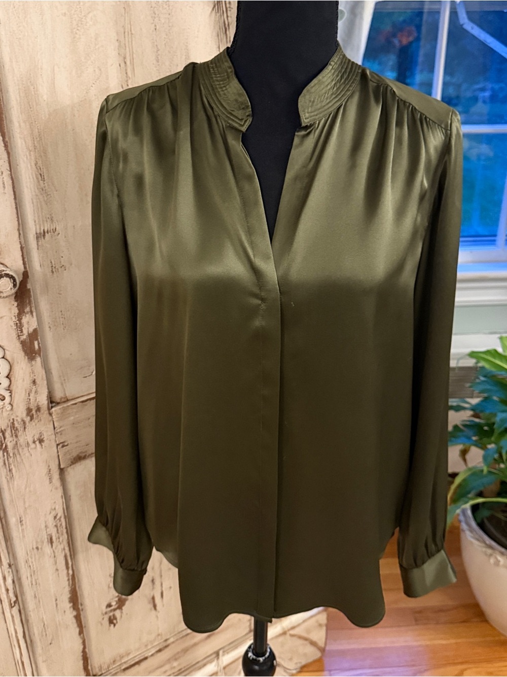 L'AGENCE Bianca Silk band collar minimalist Blouse in Ivy Green. Medium